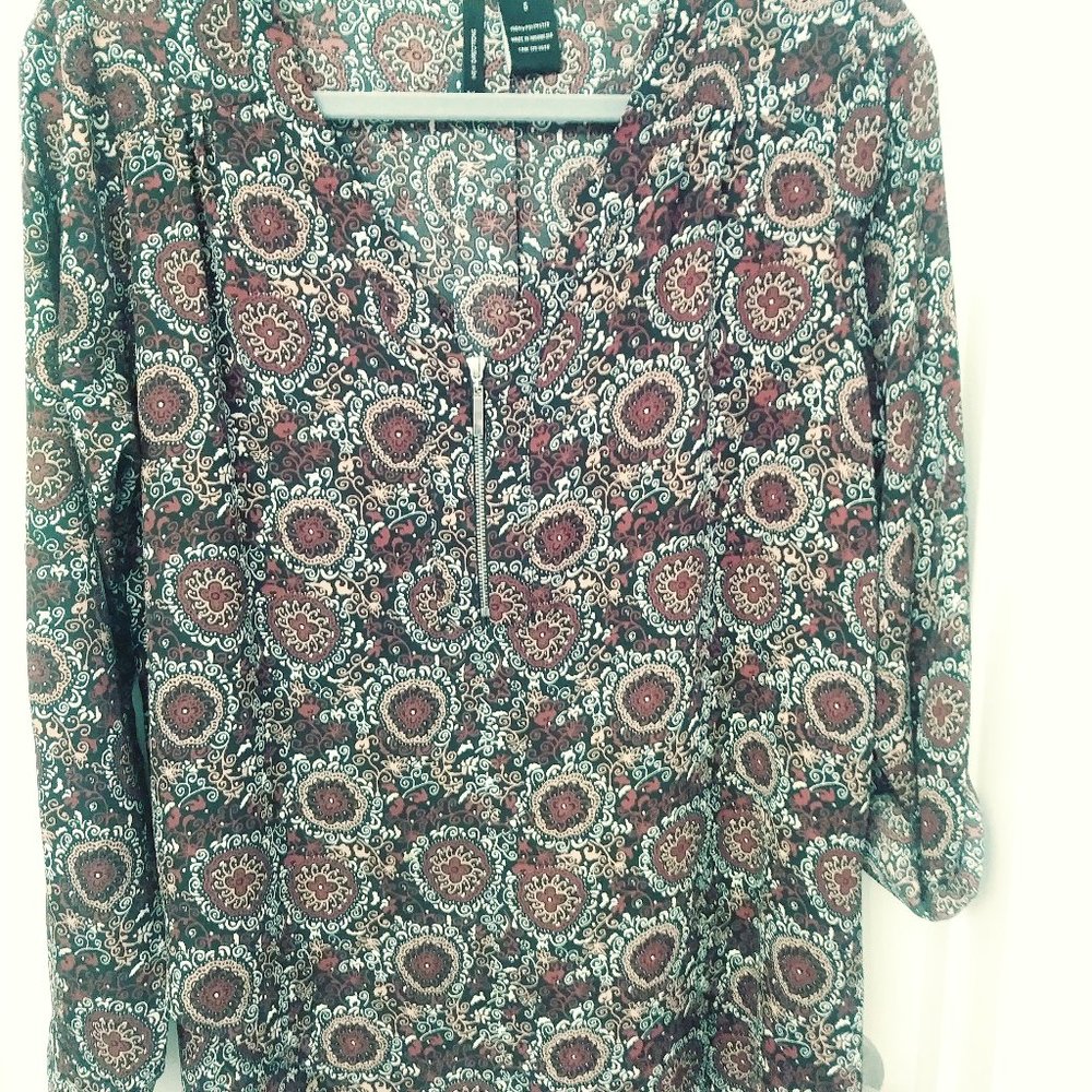 New Directions Dressy/Casual Top. Size S, In Black/Rust/Peach/White.